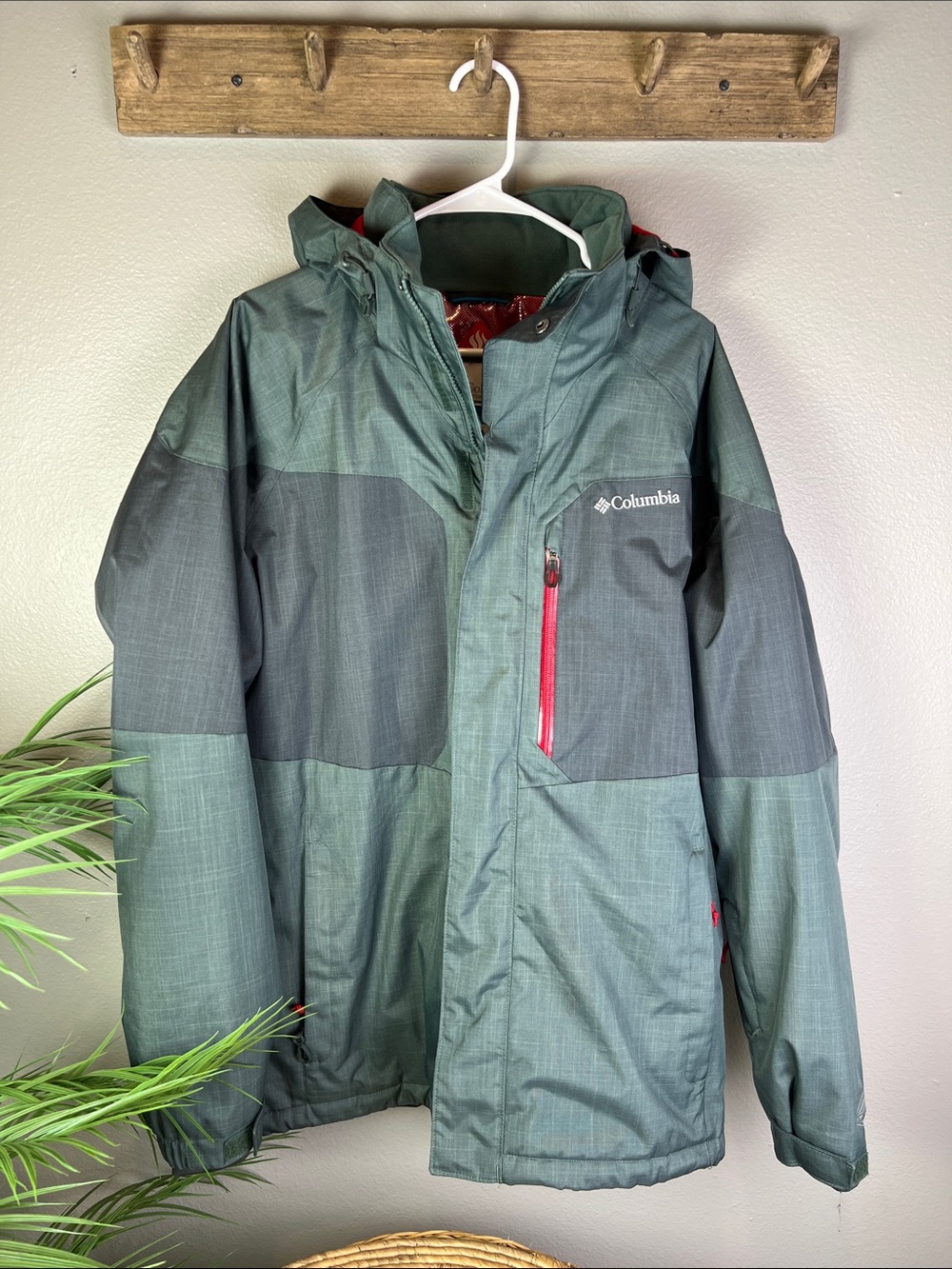 Columbia Omni Heat Men's Green and Charcoal Ski Jacket with Red Zipper